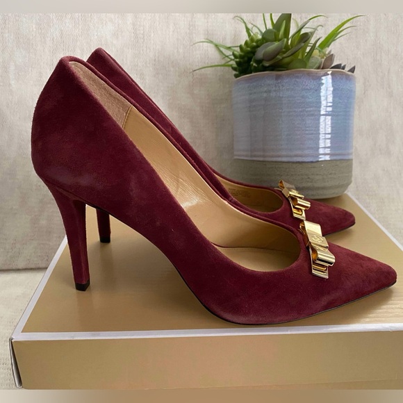 ‼️Weekend✨SALE✨‼️✨🆕✨Brand New Michael Kors Vivienne Pumps w/ Gold Bow - Picture 2 of 4